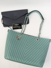 2016年頃製 パンチングキャビアスキントートバッグ ブルーグリーン