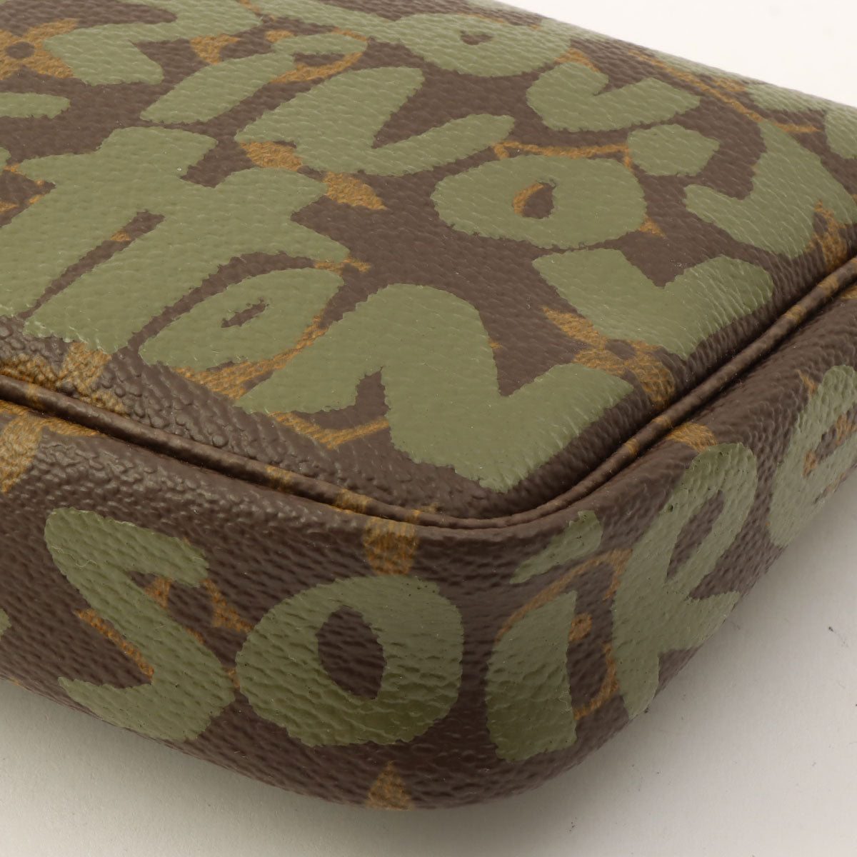 2001年款 帆布 Monogram Graffiti Pochette Accessoires 手拿包 棕色/卡其色
