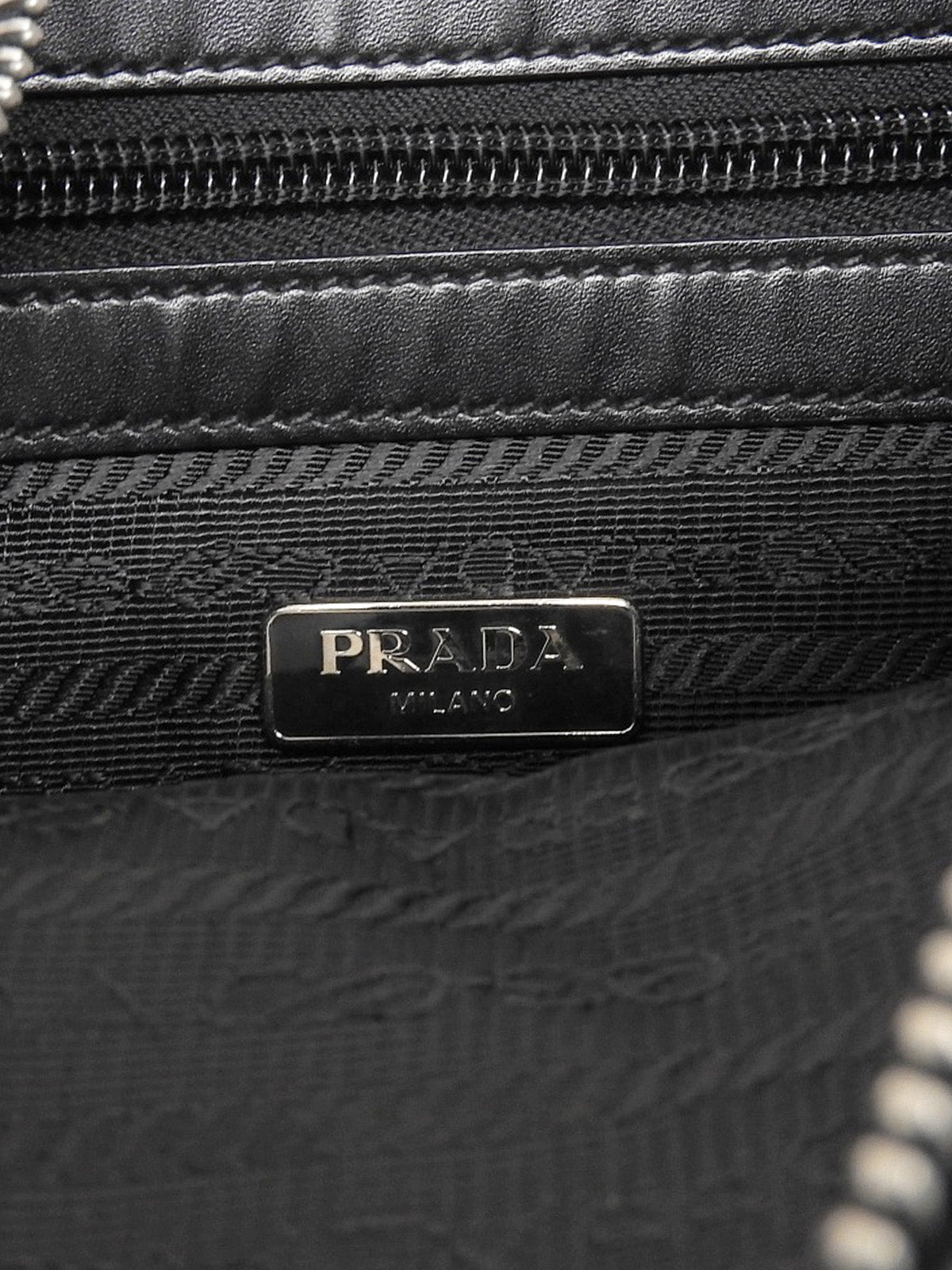 黑色尼龙logo铭牌单肩包