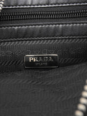 黑色尼龙logo铭牌单肩包