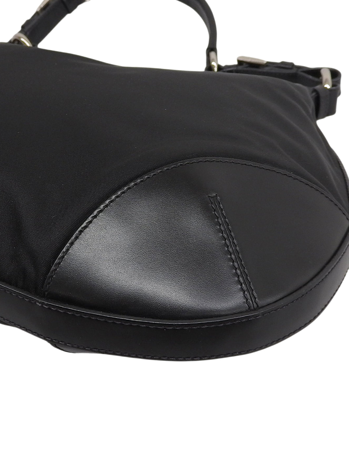 黑色尼龙logo铭牌单肩包