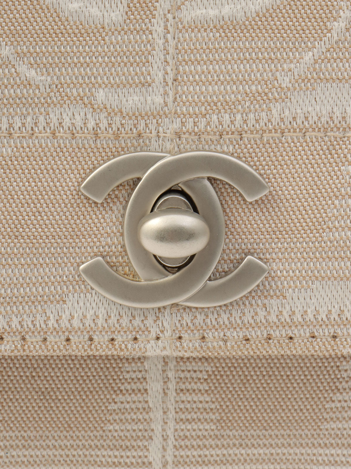 New Travel Line CC Turnlock 链条单肩包，米色，约 2001 年制造。