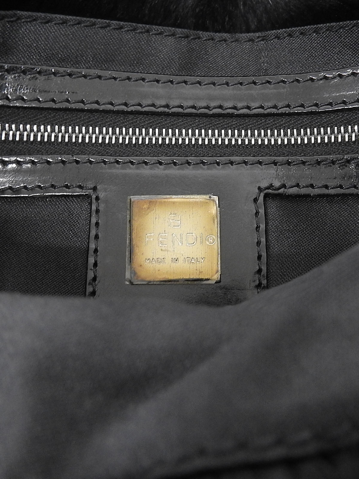 Lapin Fur FF Logo Plate 单肩包 黑色