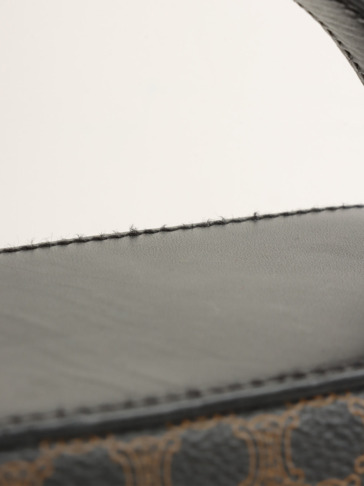 棕色/黑色 Macadam 图案圆形 Logo 两用化妆包