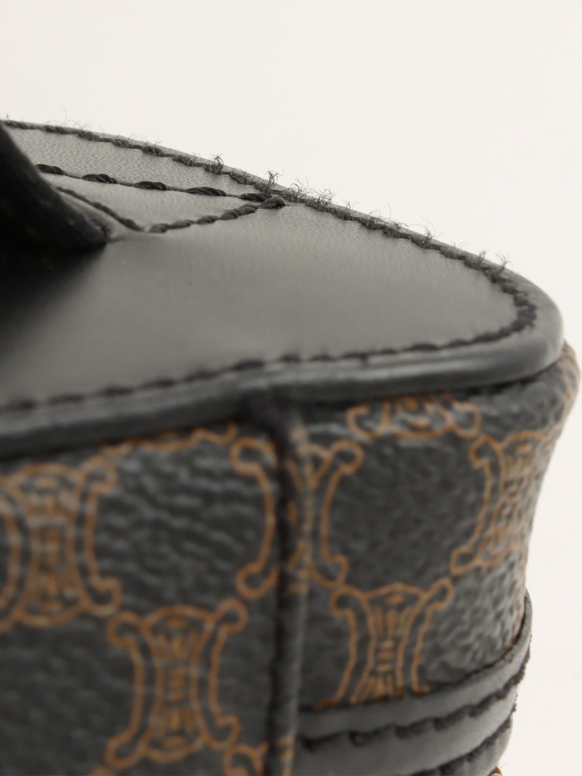 棕色/黑色 Macadam 图案圆形 Logo 两用化妆包