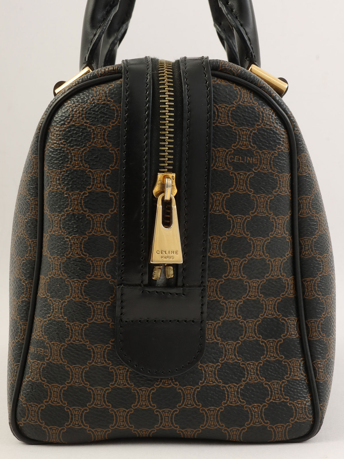 マカダムパターンロゴエンボスミニボストンバッグ ブラウン