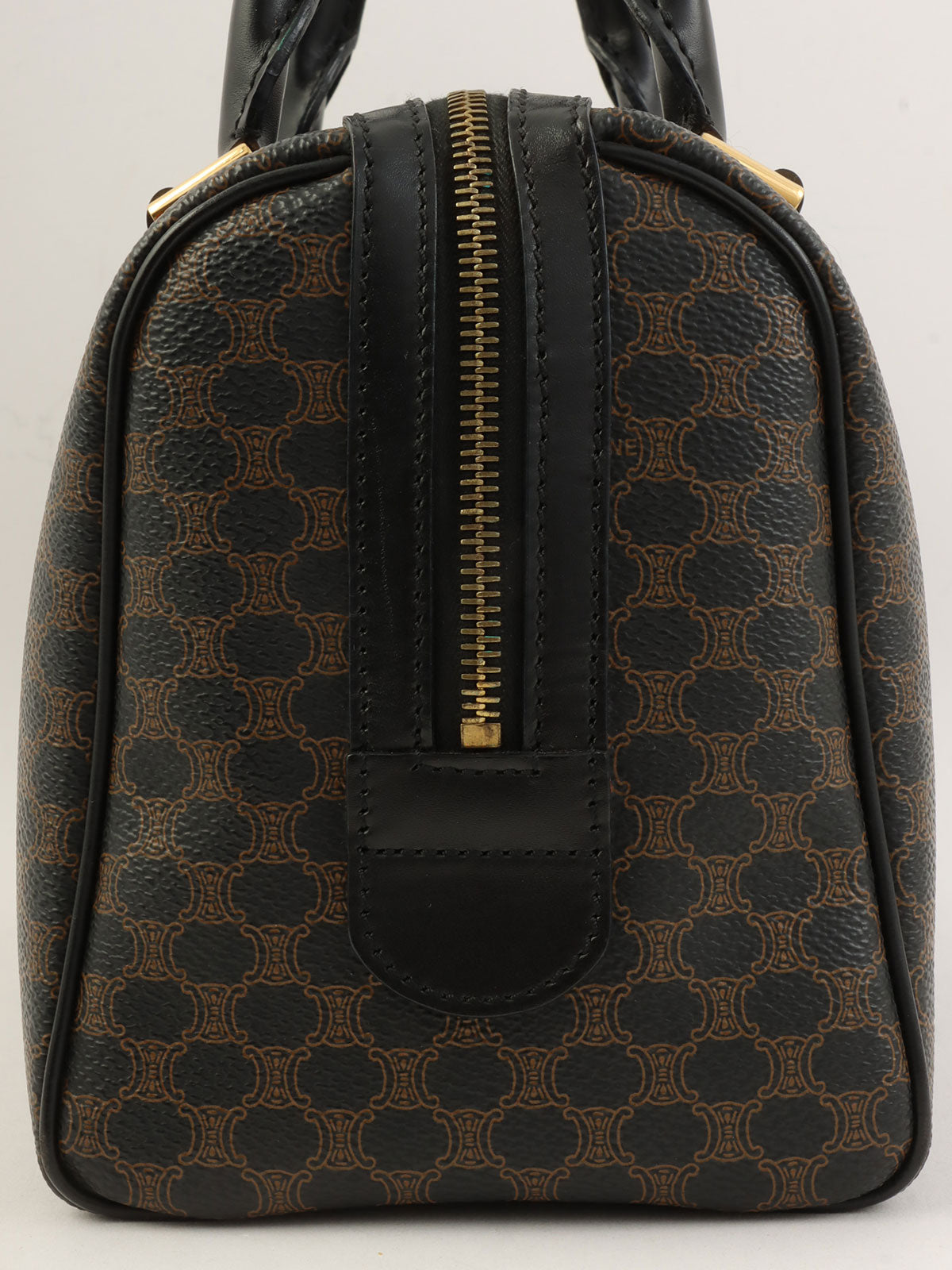 マカダムパターンロゴエンボスミニボストンバッグ ブラウン