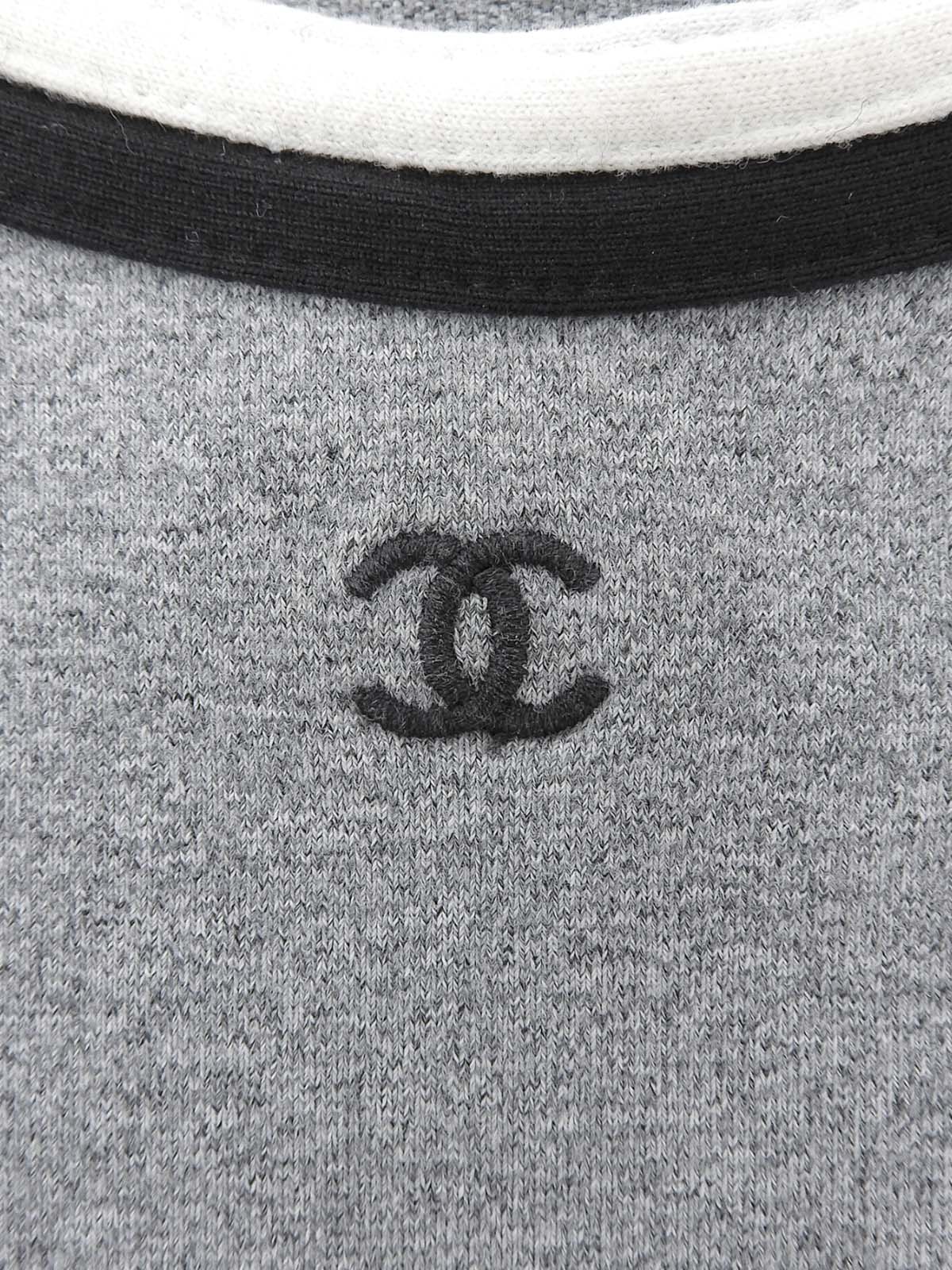 Trim Design CC Mark Stitch Short Sleeve Top in Gray