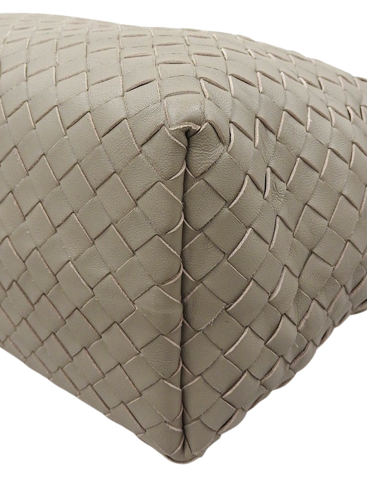 灰褐色编织手提包