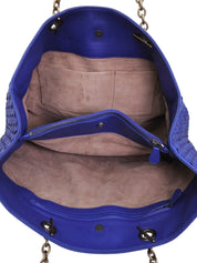 蓝色编织手提包