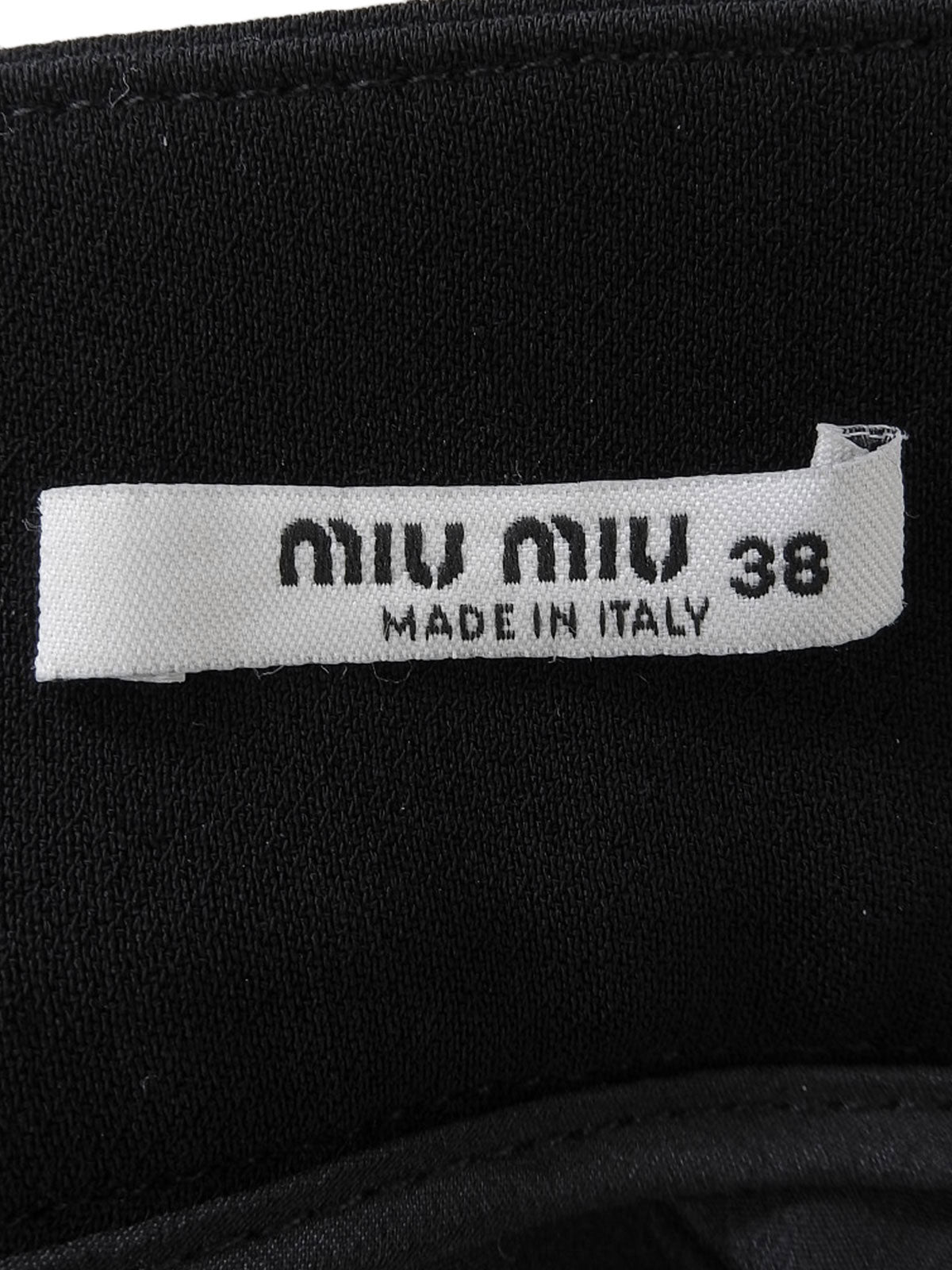 黑色荷叶边设计半身裙