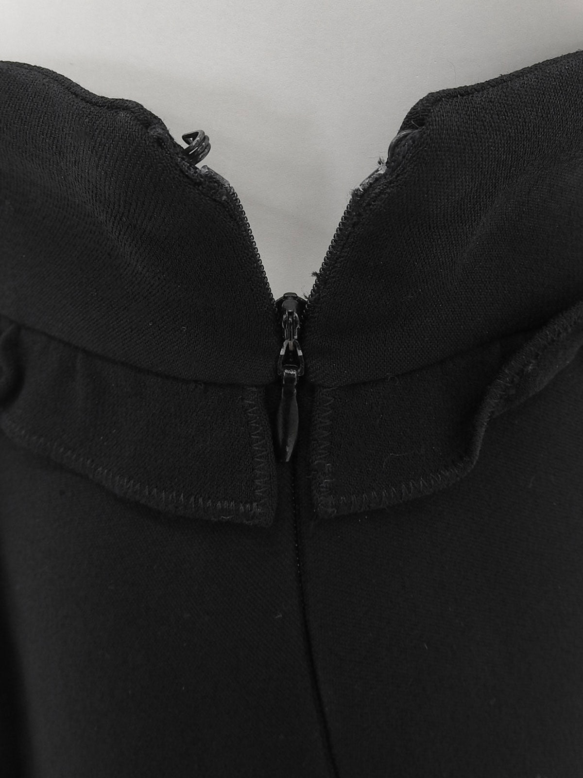 黑色荷叶边设计半身裙