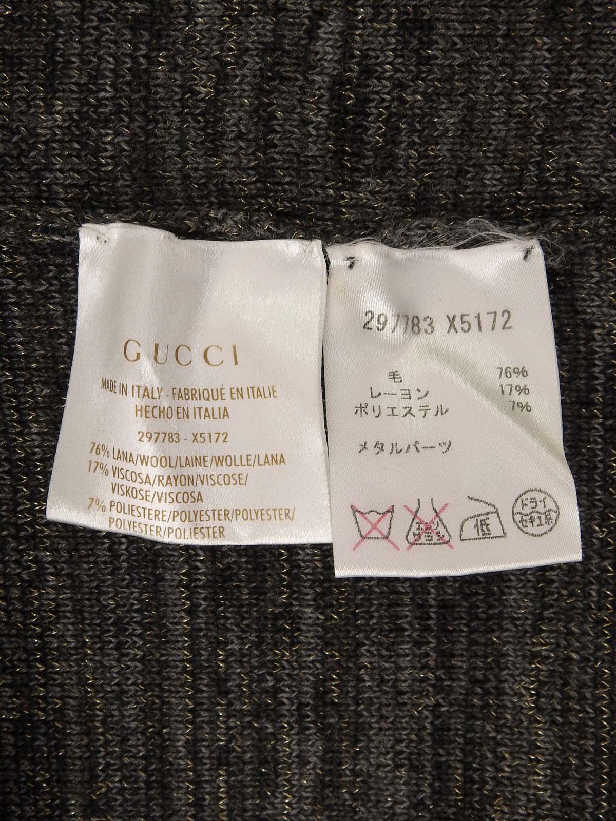 灰色V领针织衫，饰有品牌标志