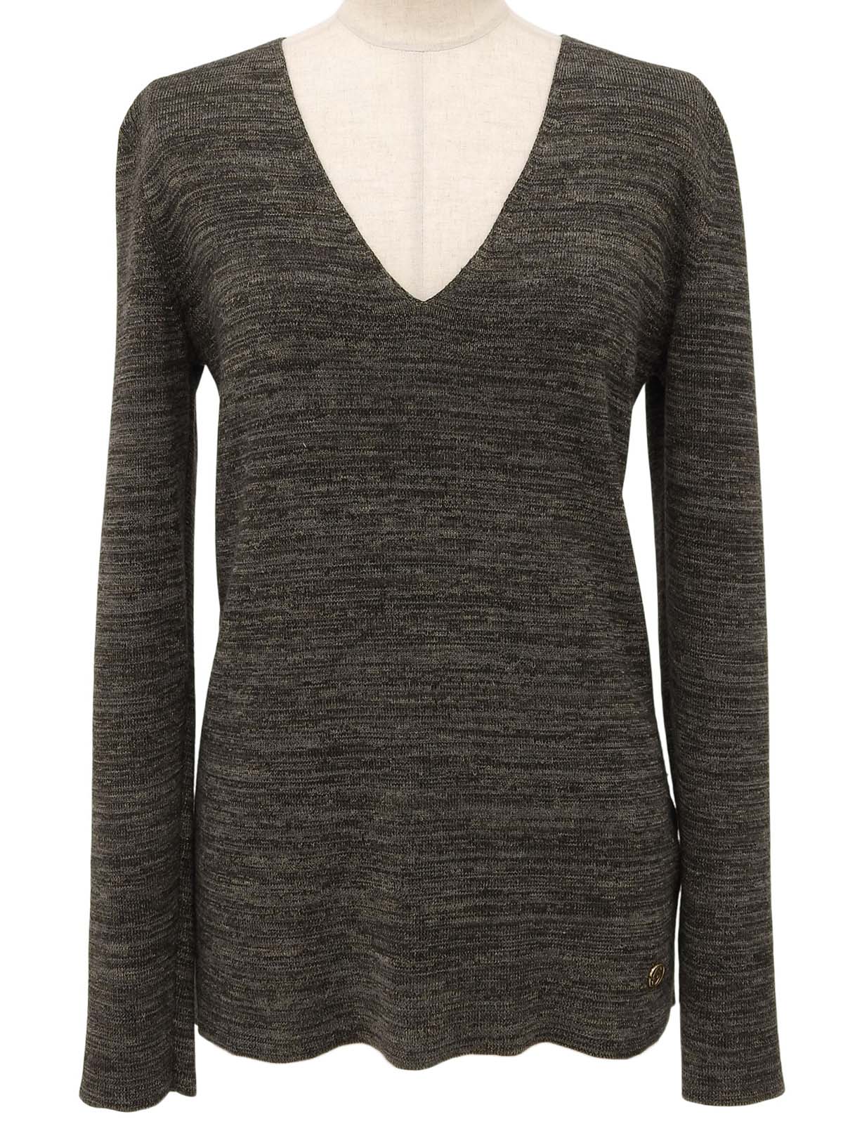 灰色V领针织衫，饰有品牌标志