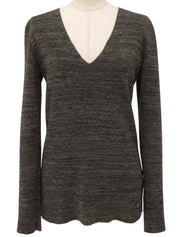 灰色V领针织衫，饰有品牌标志