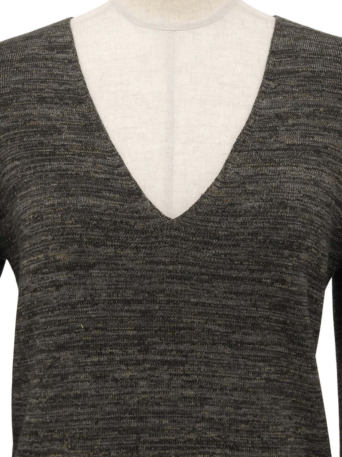 灰色V领针织衫，饰有品牌标志