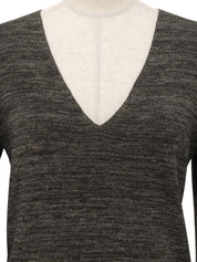 灰色V领针织衫，饰有品牌标志
