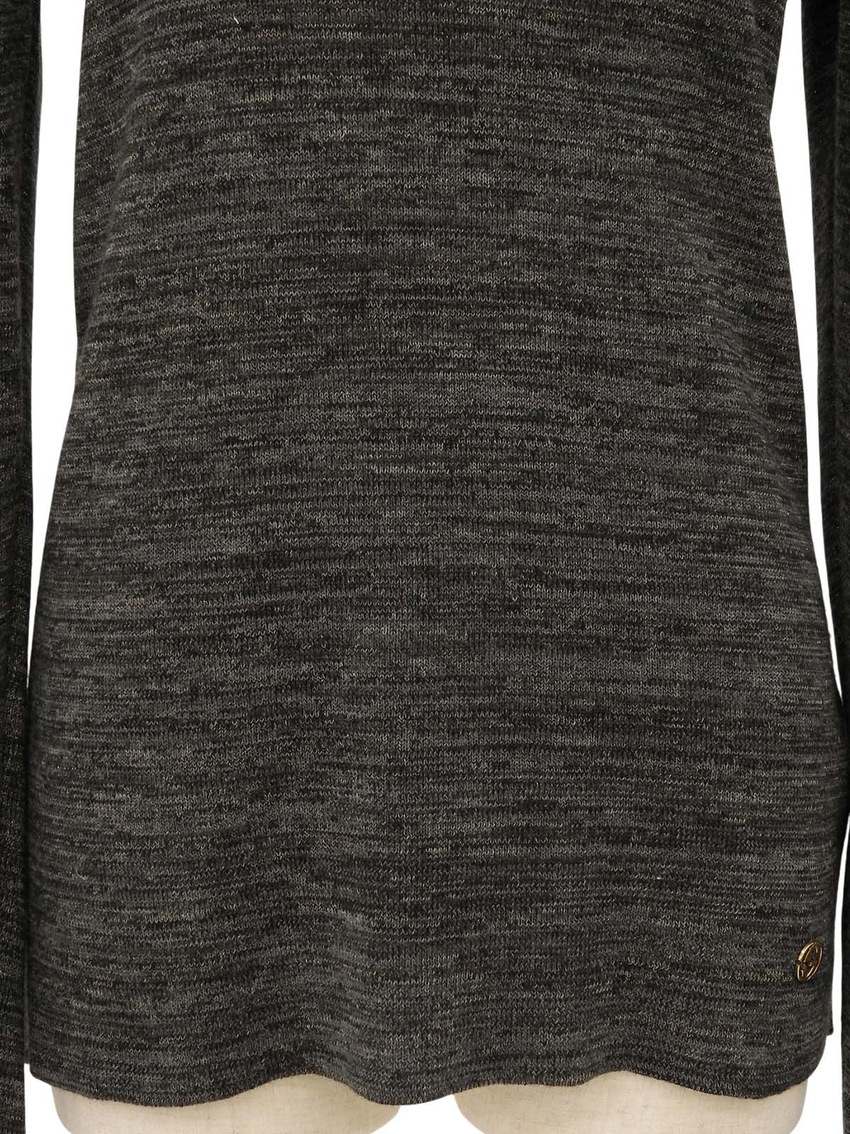 灰色V领针织衫，饰有品牌标志