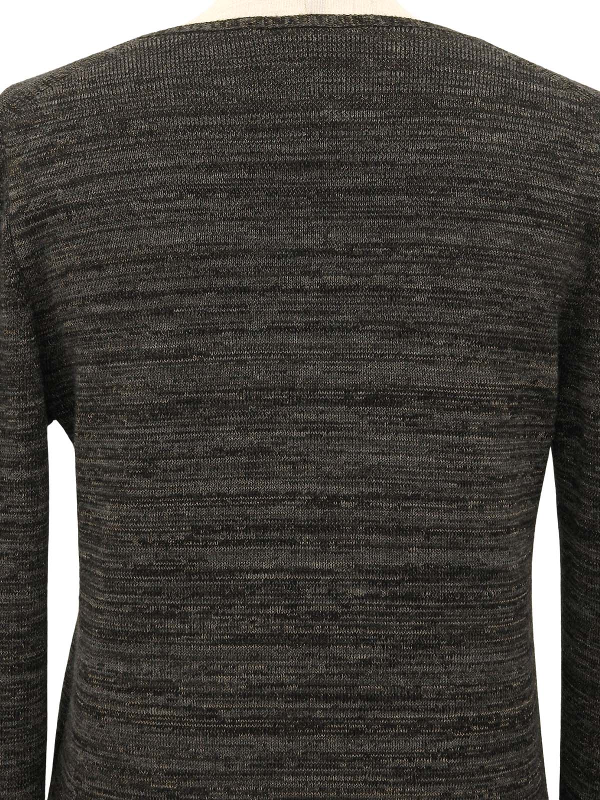 灰色V领针织衫，饰有品牌标志