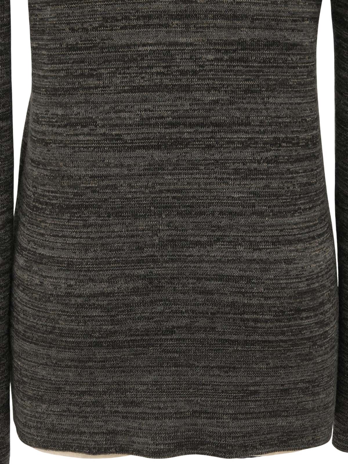 灰色V领针织衫，饰有品牌标志