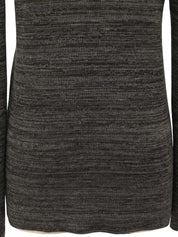 灰色V领针织衫，饰有品牌标志