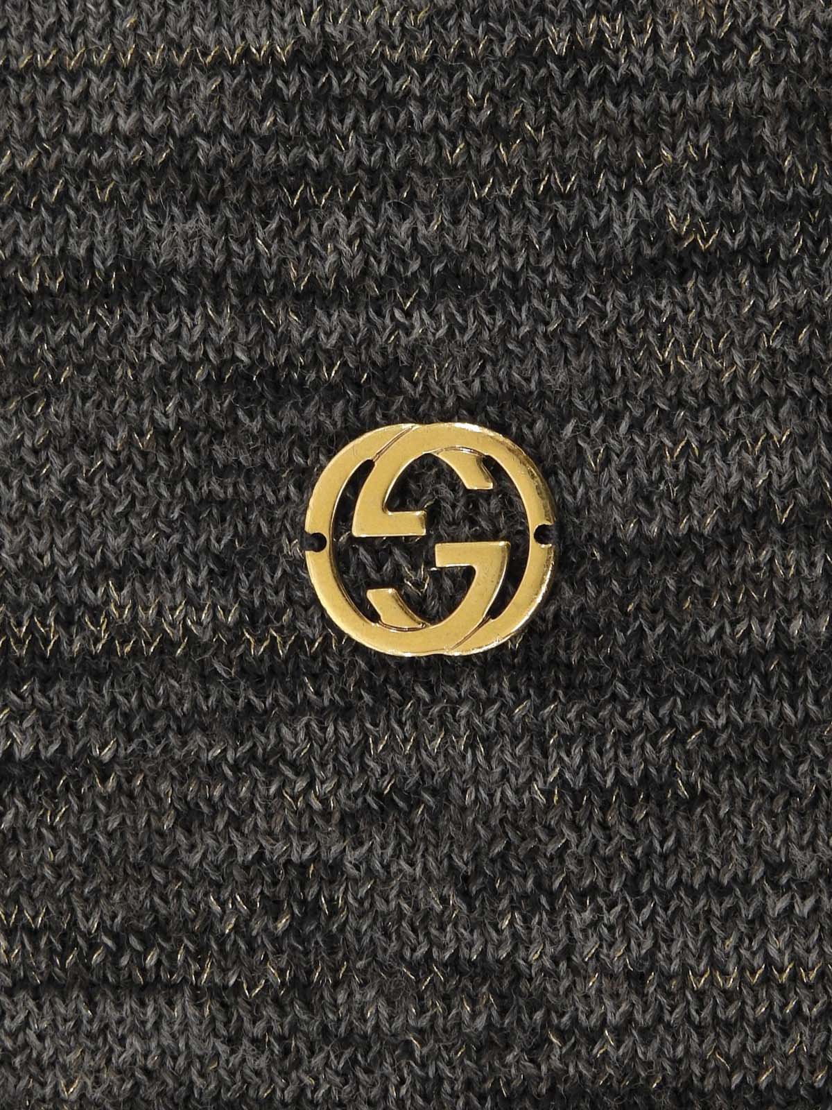 灰色V领针织衫，饰有品牌标志