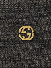 灰色V领针织衫，饰有品牌标志