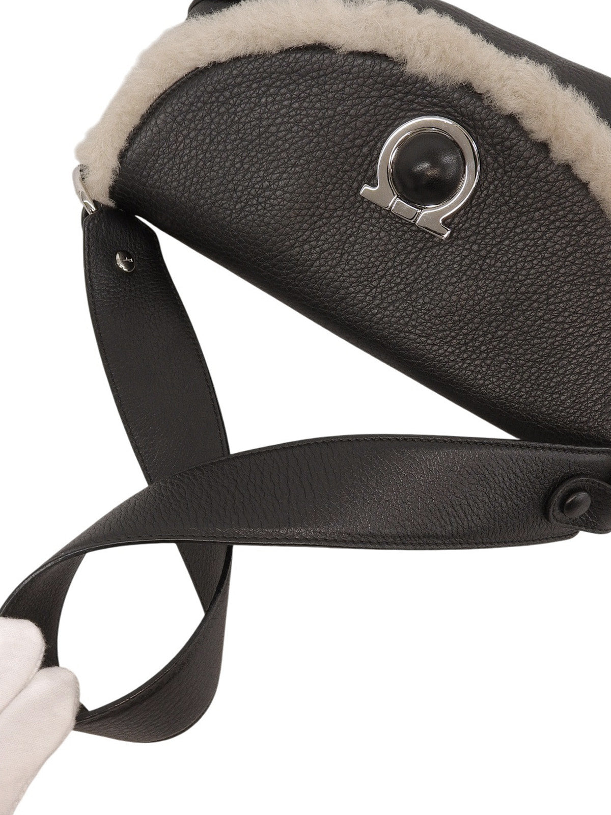 Gancini Plate 黑色皮革和羊毛肩包