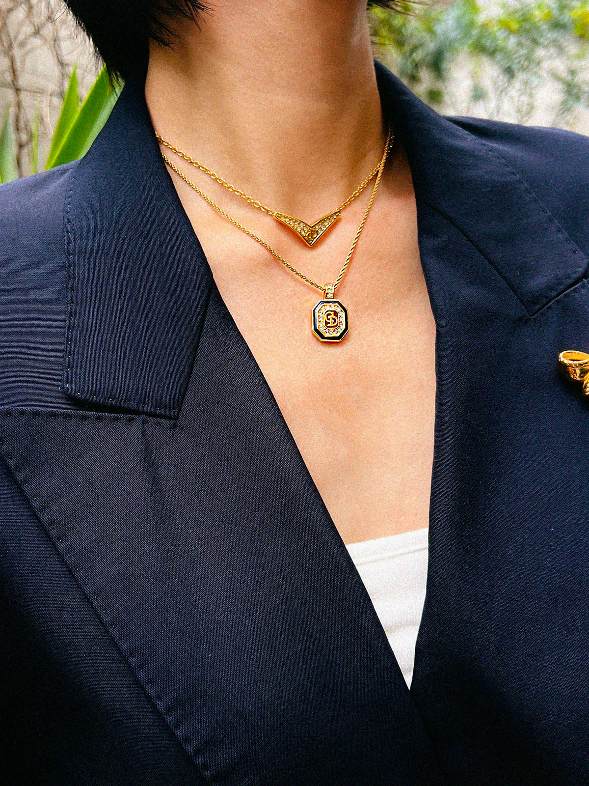 Rhinestone V motif necklace in gold