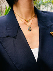 Rhinestone V motif necklace in gold
