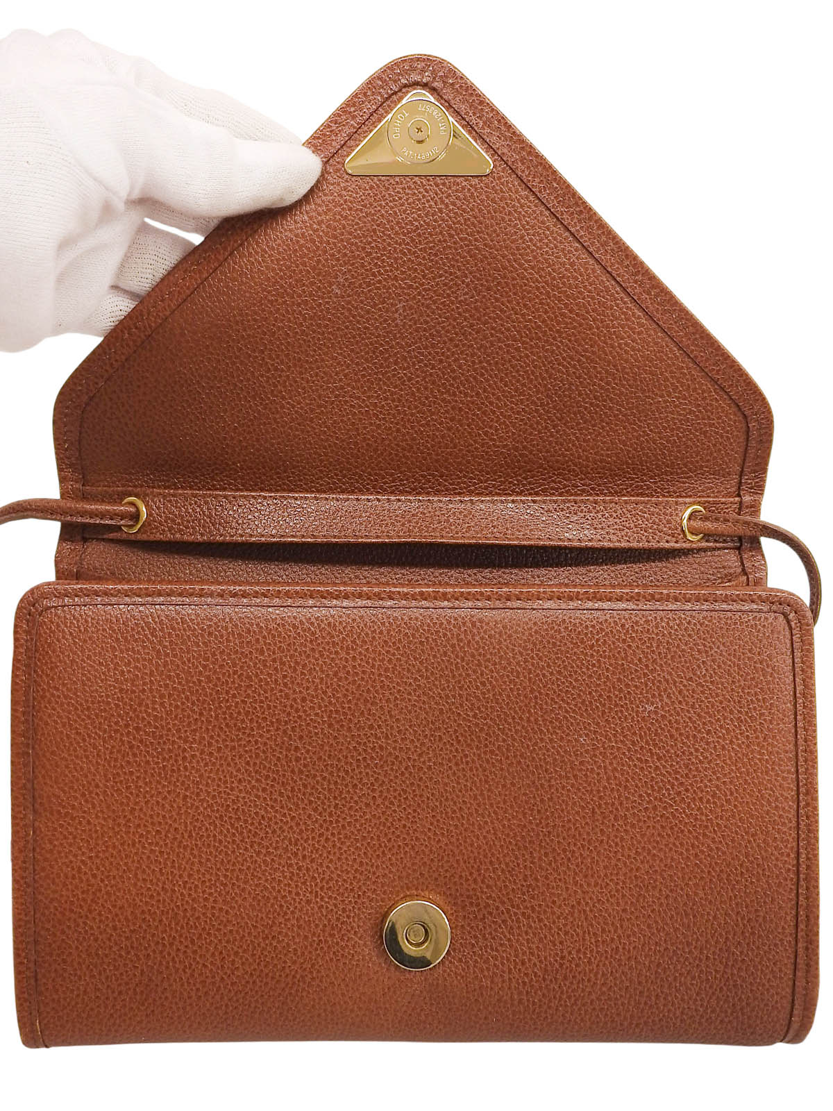 V形翻盖logo铭牌单肩包，棕色