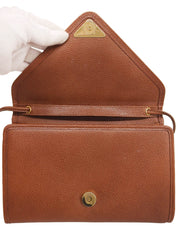 V形翻盖logo铭牌单肩包，棕色