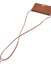 V形翻盖logo铭牌单肩包，棕色