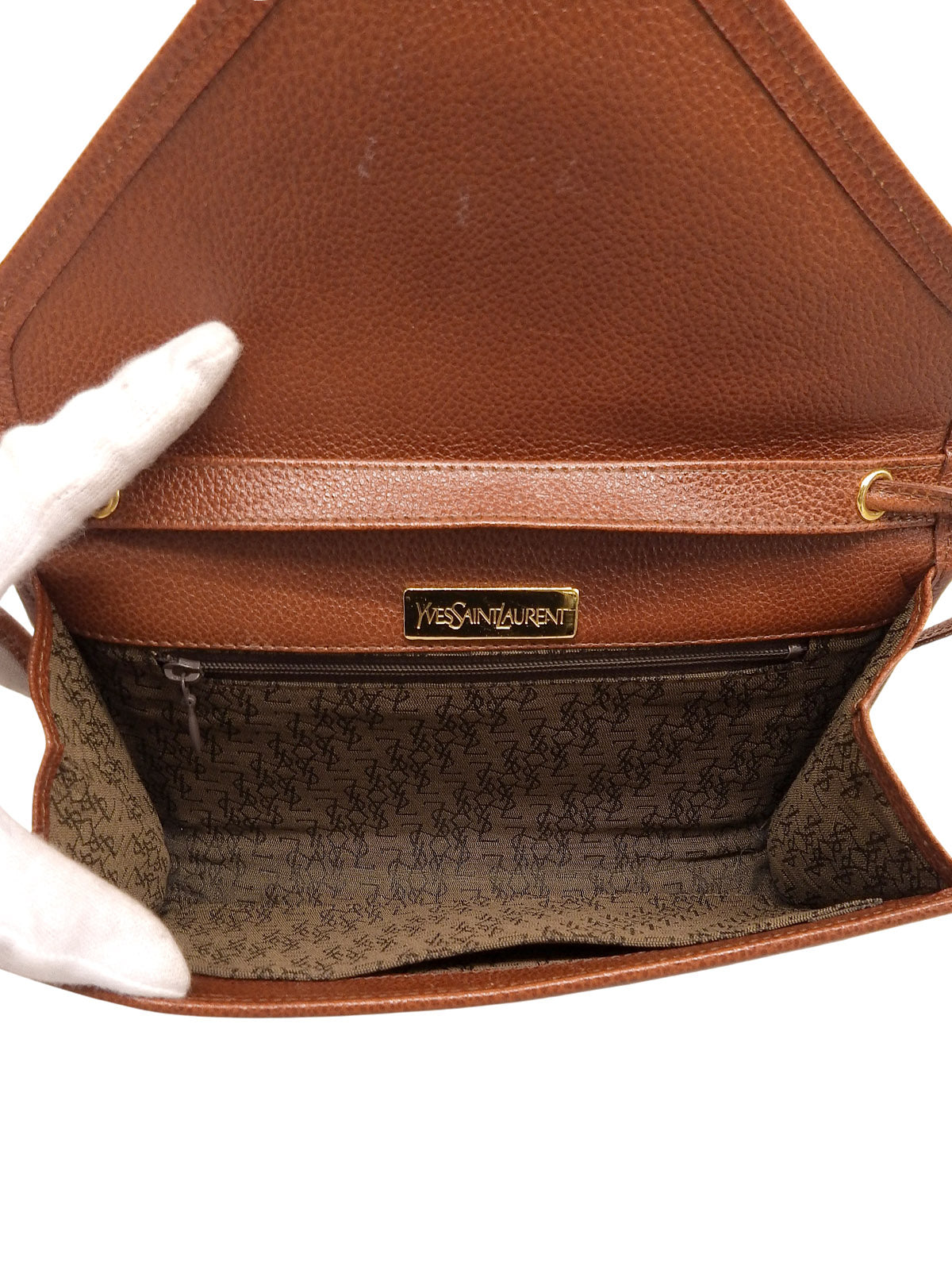 V形翻盖logo铭牌单肩包，棕色