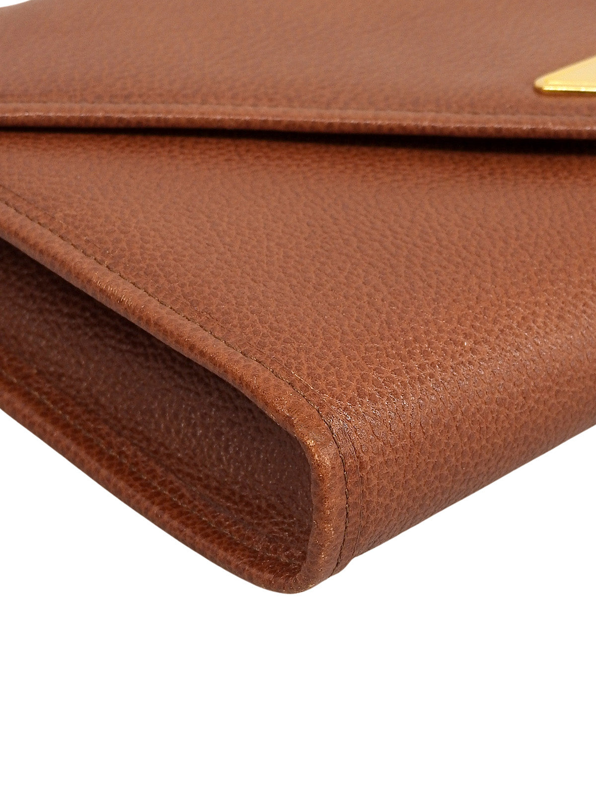 V形翻盖logo铭牌单肩包，棕色