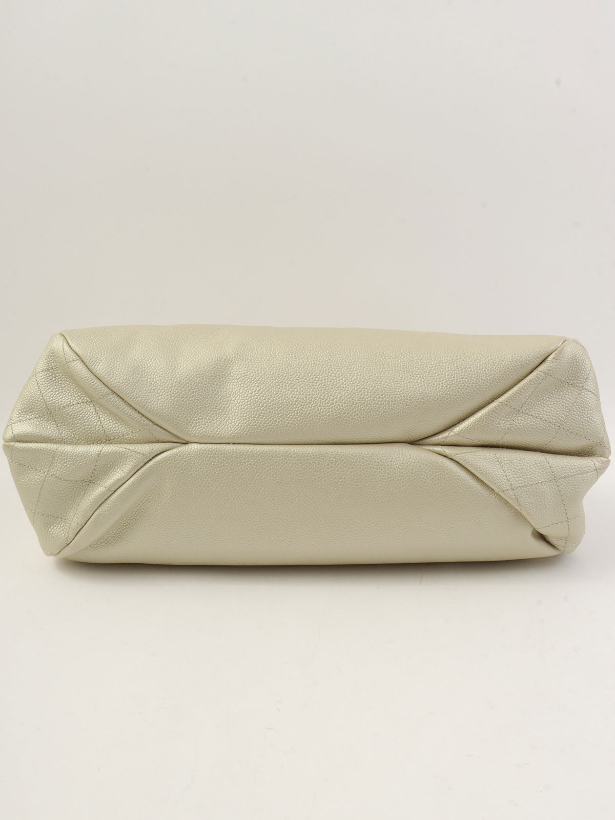 2010年頃製 キャビアスキンCCマークステッチチェーンショルダーバッグ メタリックホワイト