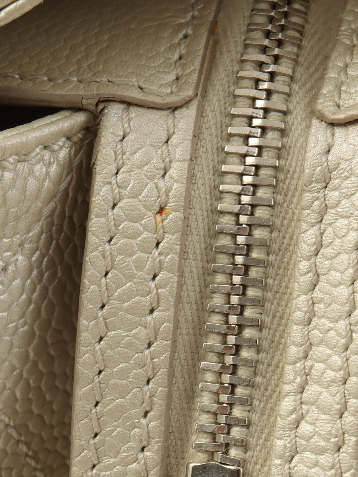 2010年頃製 キャビアスキンCCマークステッチチェーンショルダーバッグ メタリックホワイト