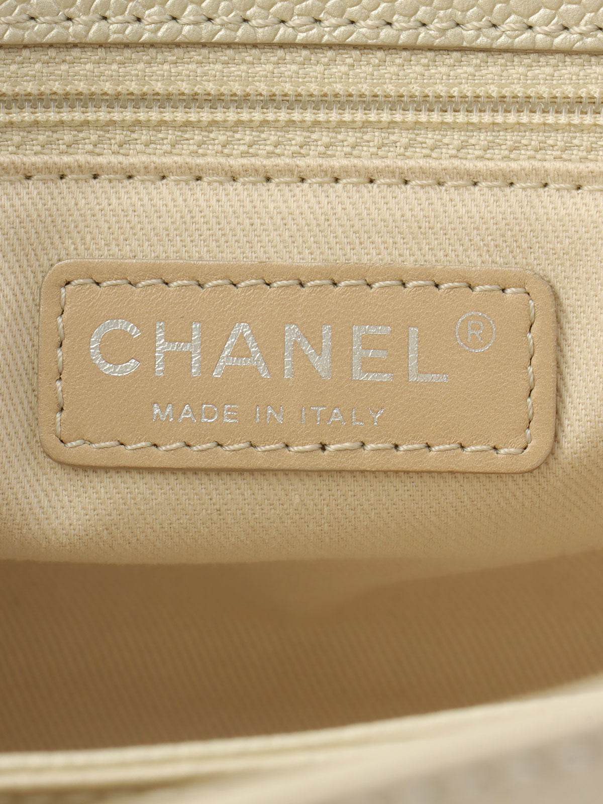 2010年頃製 キャビアスキンCCマークステッチチェーンショルダーバッグ メタリックホワイト