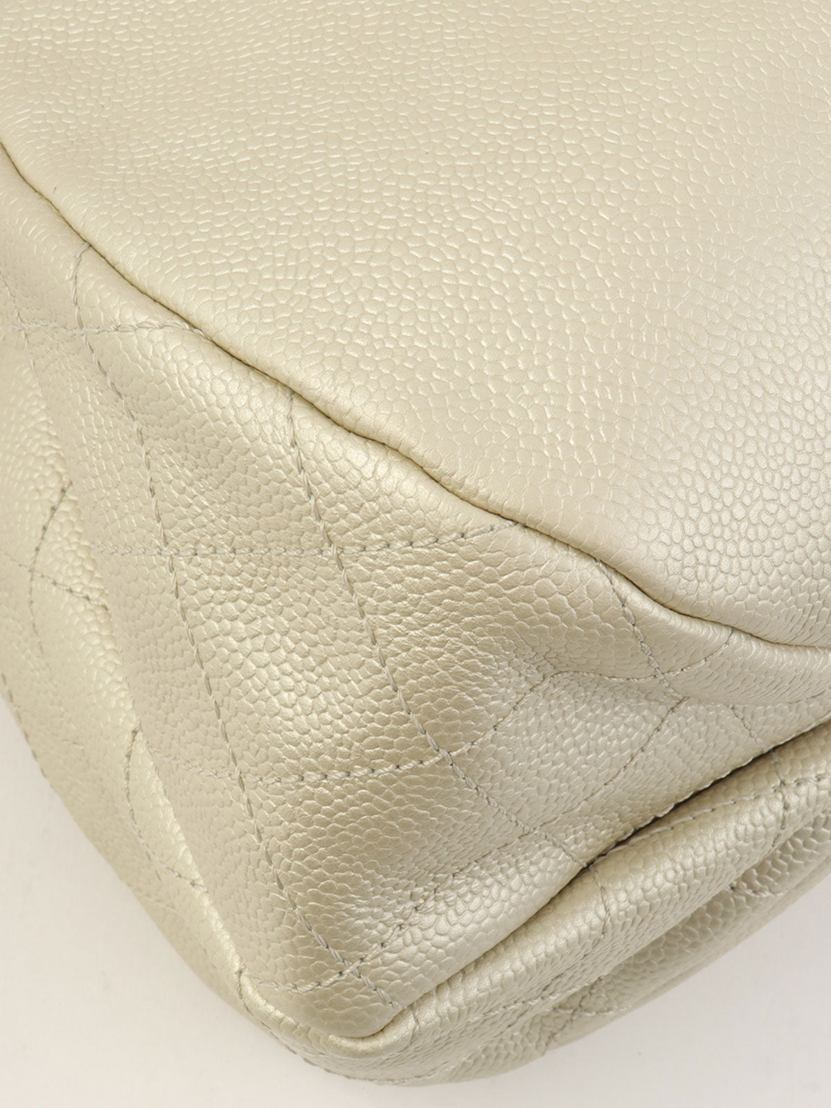 2010年頃製 キャビアスキンCCマークステッチチェーンショルダーバッグ メタリックホワイト