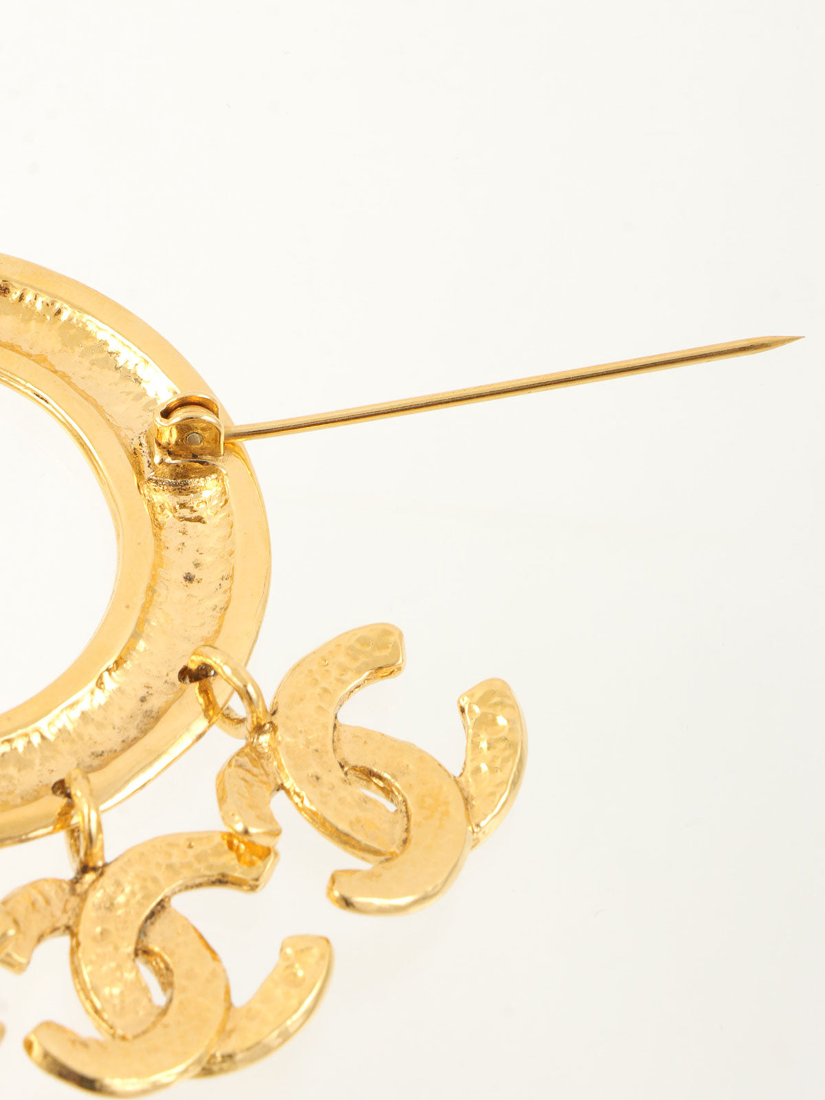 1994 Circle 5CC Mark Swing Brooch Gold