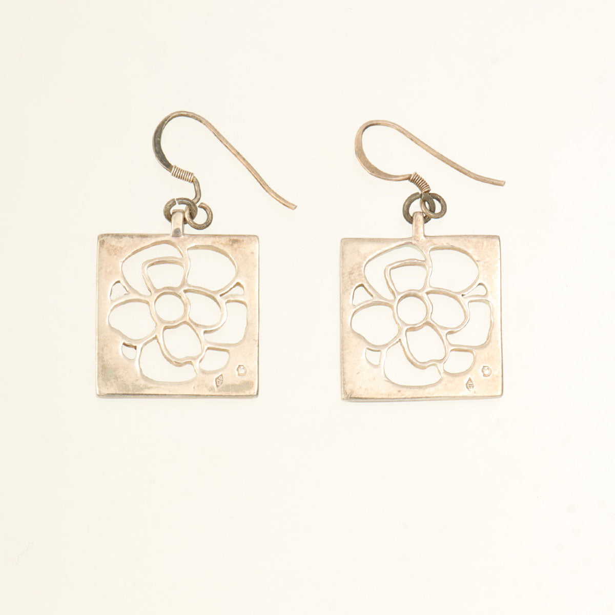 Camellia Motif Swinging Earrings - Silver