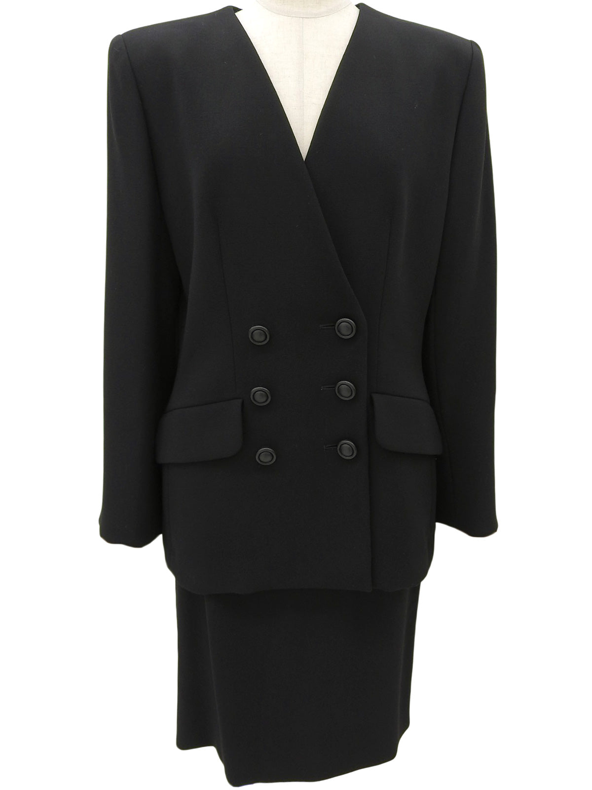 Double-breasted collarless set in black