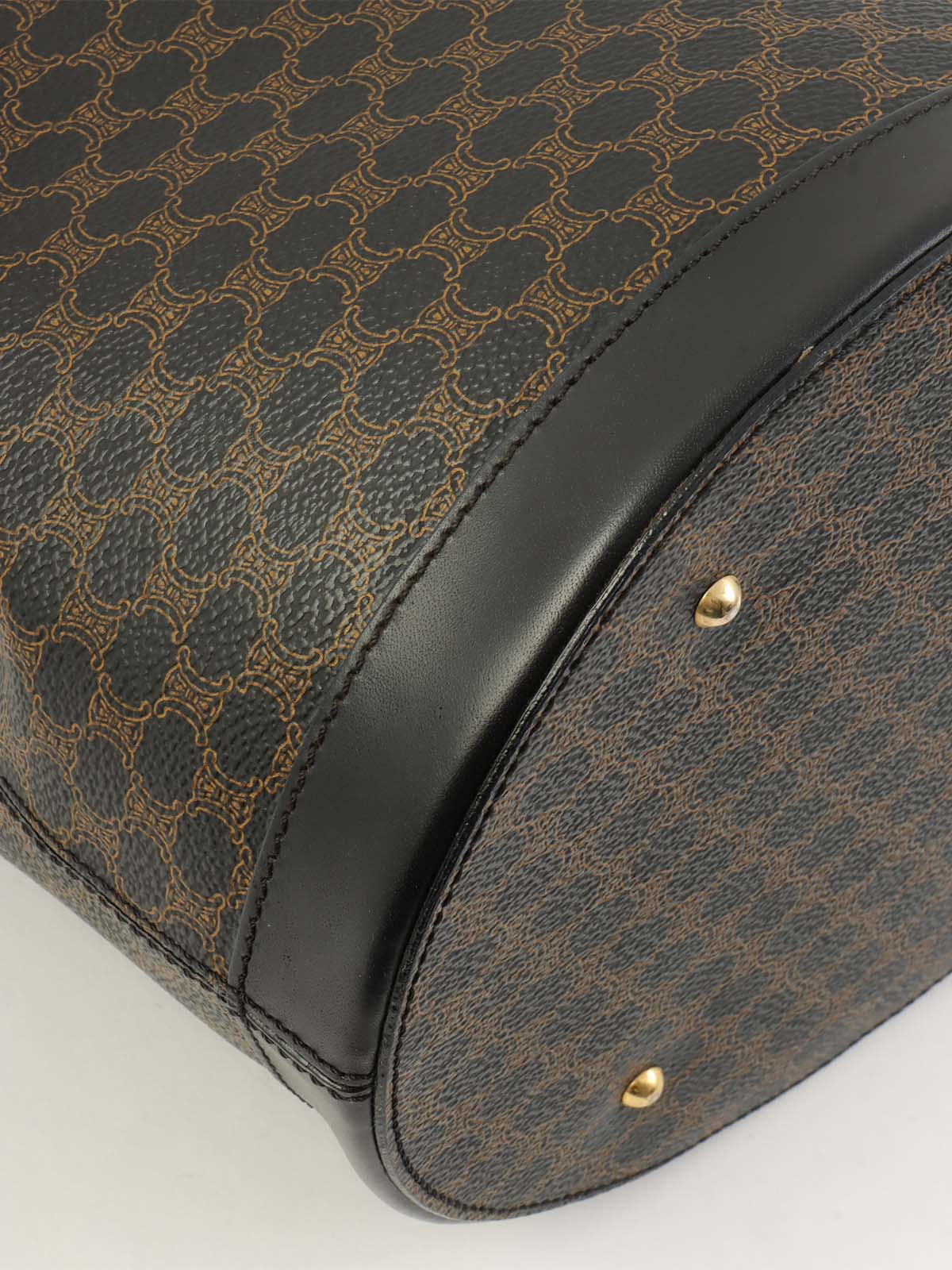 マカダムパターンロゴエンボスハンドバッグ ブラウン/ブラック