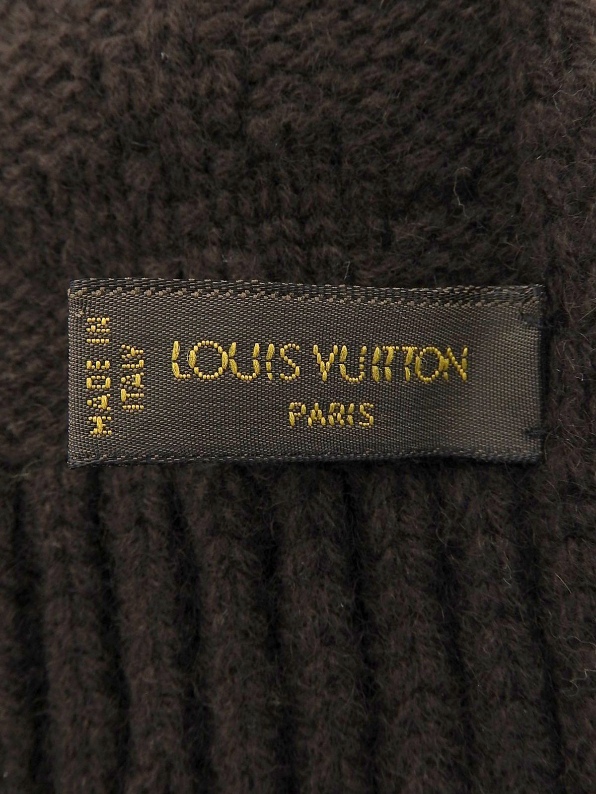 棕色字母图案围巾