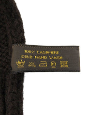 棕色字母图案围巾