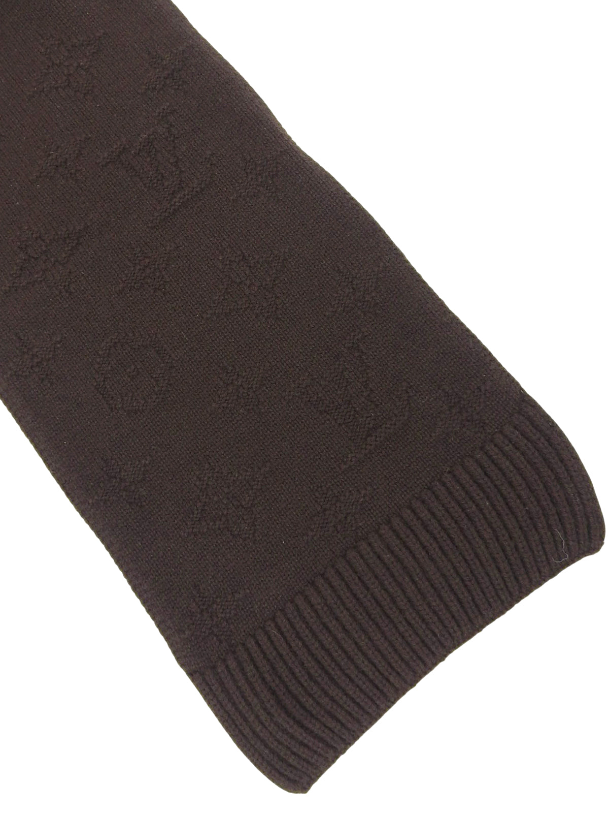 棕色字母图案围巾