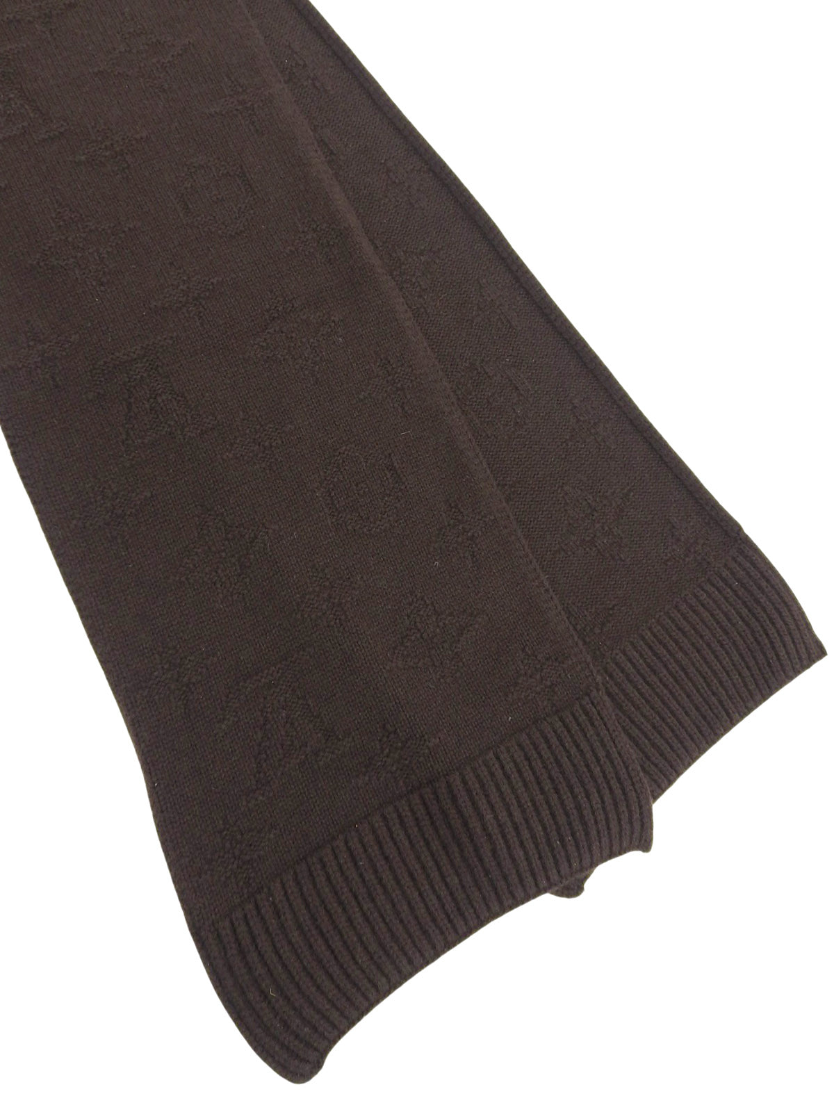 棕色字母图案围巾