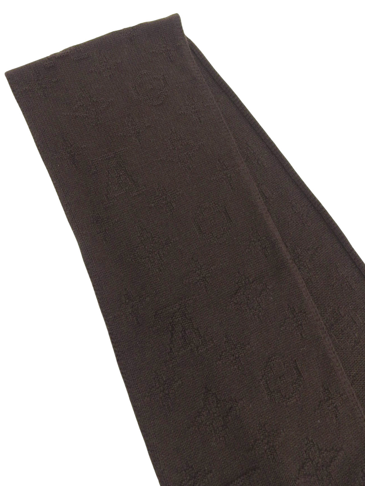 棕色字母图案围巾