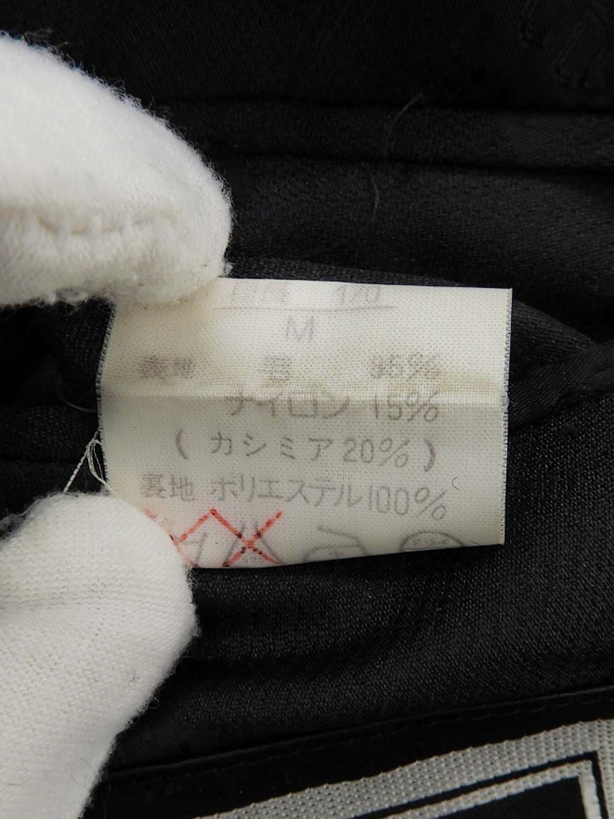 黑色刺绣Logo徽章夹克