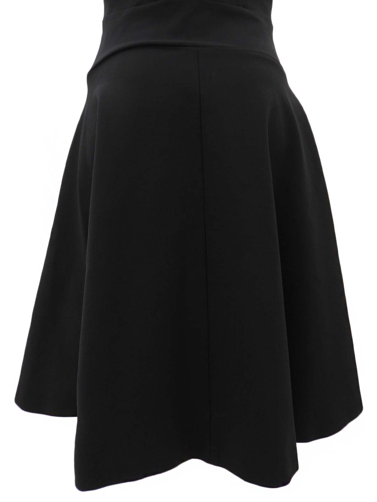 黑色喇叭形短袖连衣裙